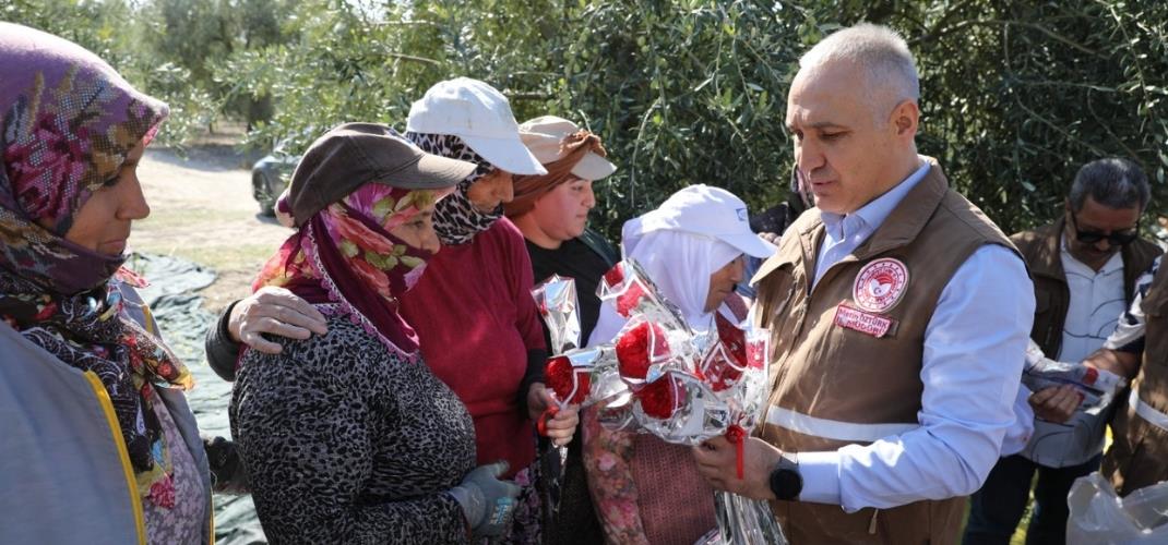 İL MÜDÜRÜ ÖZTÜRK DÜNYA KADIN ÇİFTÇİLER GÜNÜNDE ÜRETİCİ KADINLARI SAHADA ZİYARET ETTİ